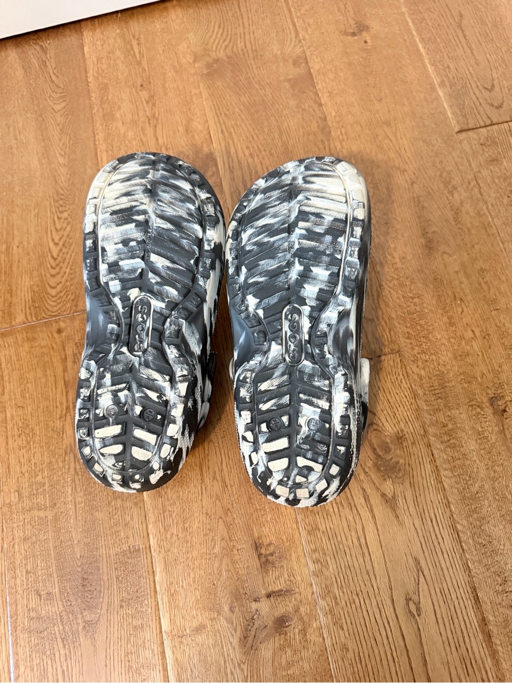 Fuzzy Sherpa crocs black and white marbled mens 6 women’s 8 - Picture 6 of 7
